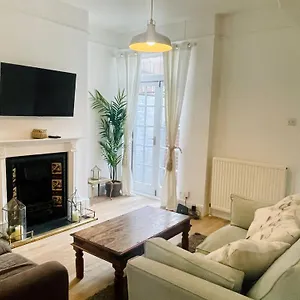 Newly Refurbished Centre House With Parking , Exeter United Kingdom