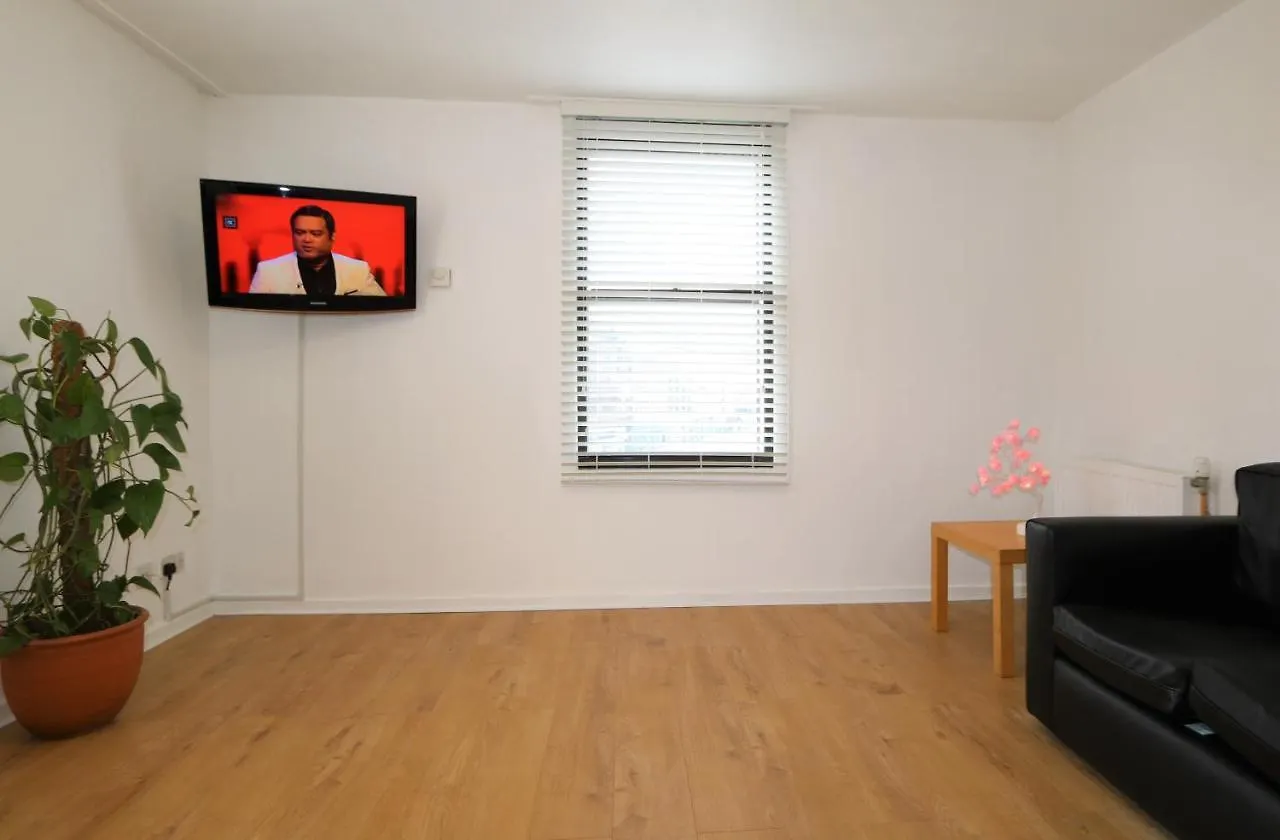 3 Bedroom City Centre Apartment In Lauriston Place Edinburgh 0*,